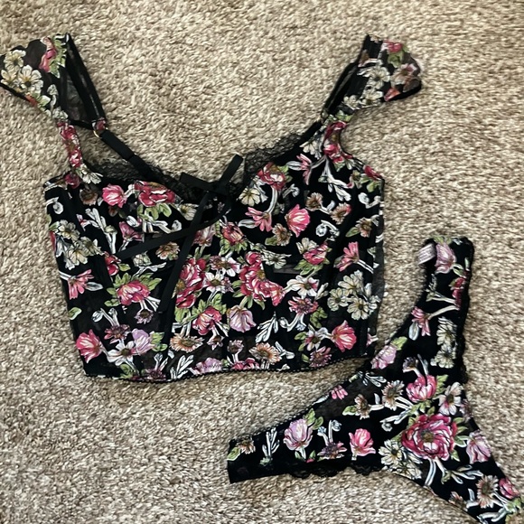 VS Dream Angels Flowered Corset and Panties - Picture 4 of 8
